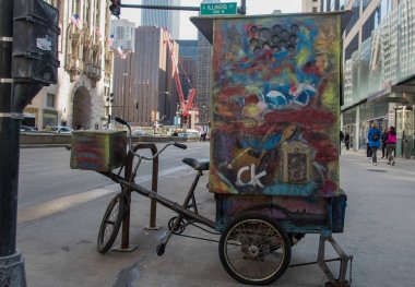 Bir sokakta boyalı bir römork ile Bisiklet