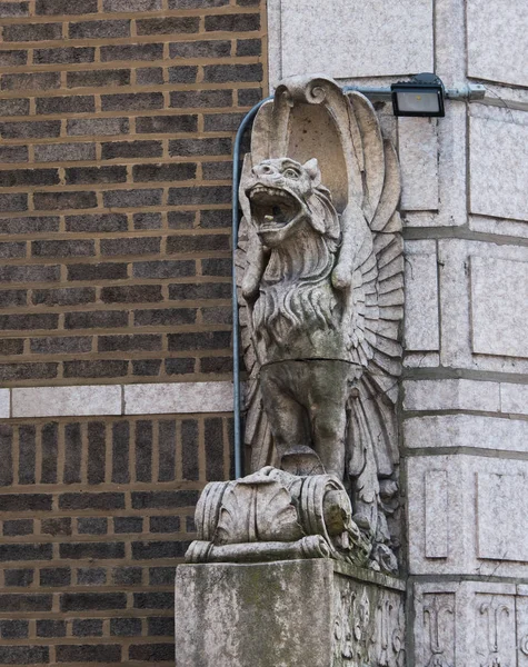 Stone gargoyles på en vägg — Stockfoto