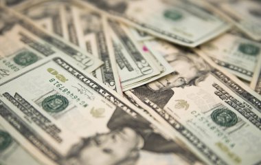 Yirmi Amerikan dolar faturaları bir tablo