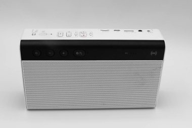Beyaz bir arka plan üzerinde beyaz bluetooth sözcü