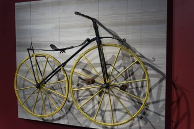 Büyük bisiklet üzerinde beyaz bir duvar teslim