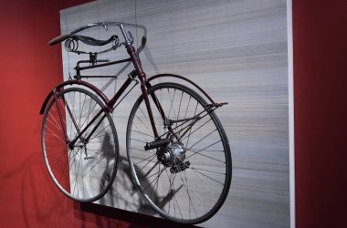 Büyük bisiklet üzerinde beyaz bir duvar teslim