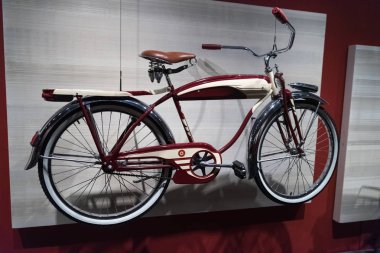 Büyük bisiklet üzerinde beyaz bir duvar teslim