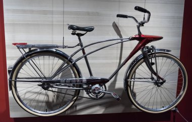 Büyük bisiklet üzerinde beyaz bir duvar teslim