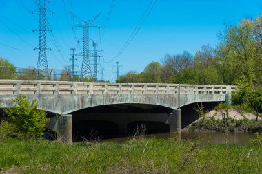 Banliyöde bir parkta büyük köprü