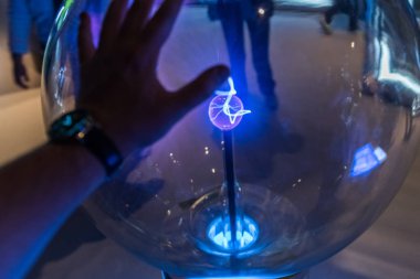 Büyük cam mor plazma küre bir bina içinde