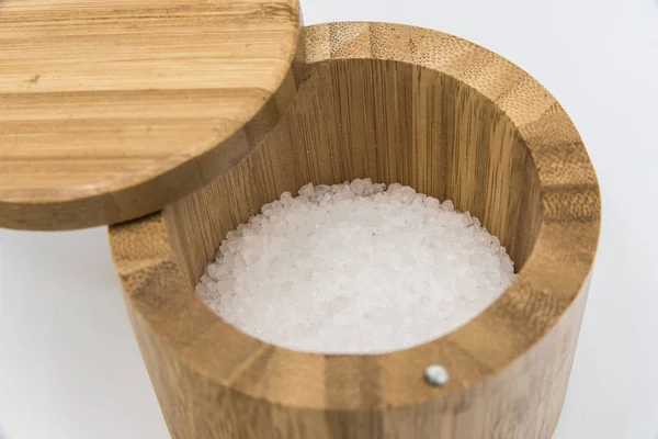 Shaker beyaz zemin üzerine tuz — Stok fotoğraf