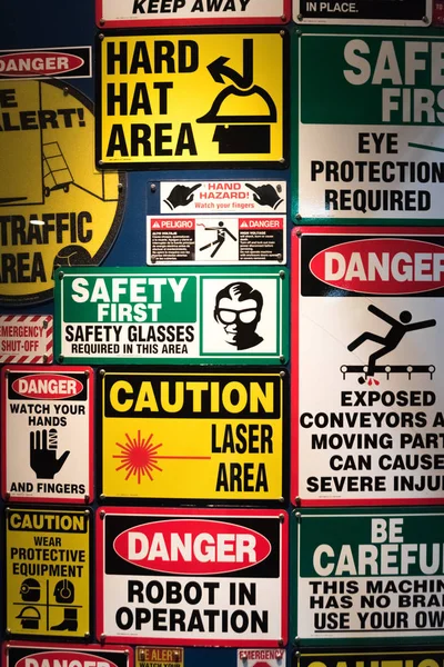 Все виды признаков опасности на строительной площадке — стоковое фото