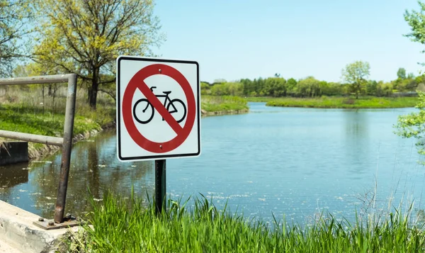 Nem kerékpárral jele a parkban — Stock Fotó