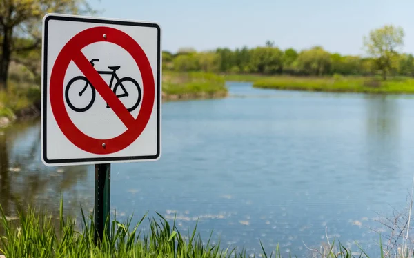 Nem kerékpárral jele a parkban — Stock Fotó