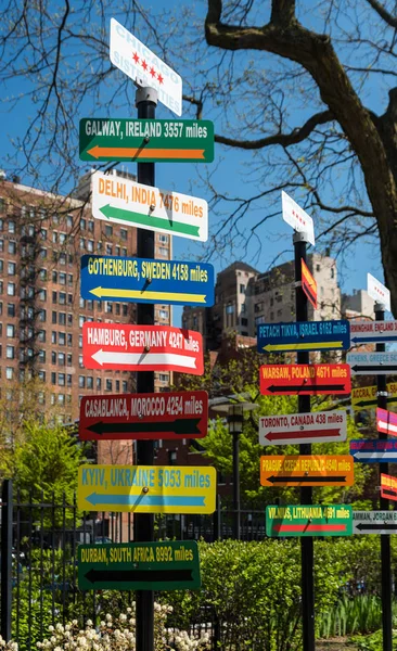 Navigatie borden op een straat met verschillende steden in Chicago — Stockfoto