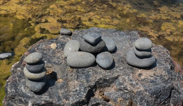 Rocks stacked precariously on top of one another — Stock Photo, Image