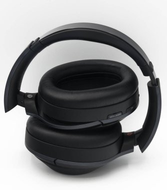 Siyah plastik kablosuz bluetooth üzerinden kulak kulaklıklar