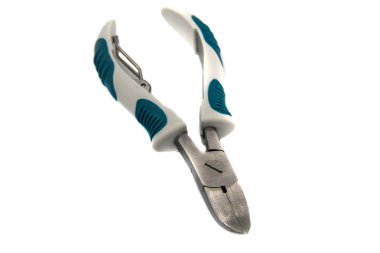 Metal kesiciler beyaz zemin üzerine çivi