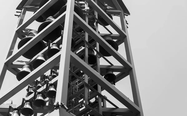 Nagy fémharangokkal rendelkező torony a parkban — Stock Fotó