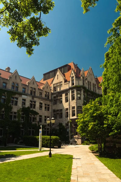 Grand vieux bâtiment en pierre avec un lierre sur le mur — Photo