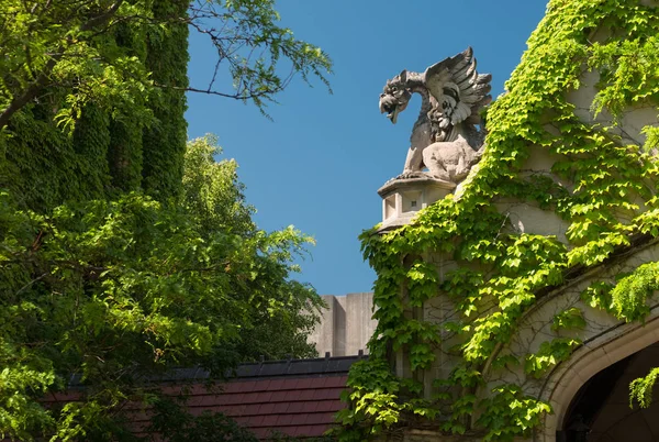 Gárgola de piedra grande en una puerta en un parque — Foto de Stock