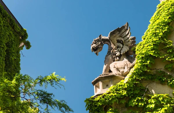 Stora sten gargoyle på en grind i en park — Stockfoto