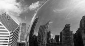 Spiegelung eines Chicagoer Gebäudes in einem Chicagoer Wolkentor
