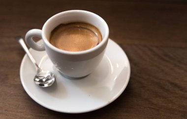 Bir espresso üzerinde ahşap bir masa kahve fincan