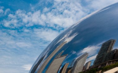 Bir Chicago fasulye Cloud Gate Chicago binalarda yansıması