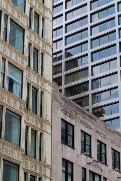 Grands gratte-ciel dans les rues de Chicago Centre-ville — Photo