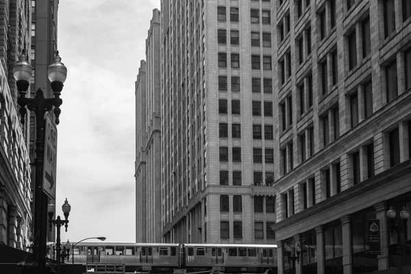 Grandes rascacielos en las calles del centro de Chicago — Foto de Stock