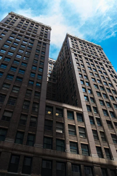 Grandes rascacielos en las calles del centro de Chicago — Foto de Stock