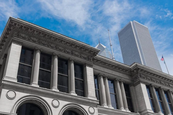 Stora skyskrapor på gatorna i Chicago Downtown — Stockfoto