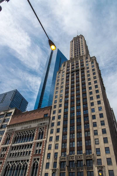 Grandes arranha-céus nas ruas de Chicago Downtown — Fotografia de Stock