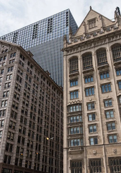 Grandes rascacielos en las calles del centro de Chicago —  Fotos de Stock