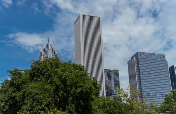 Grote wolkenkrabbers in de straten van Chicago Downtown — Stockfoto