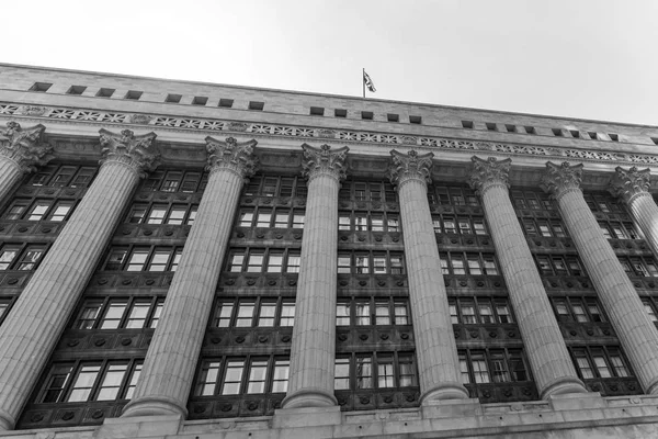 Grandes arranha-céus nas ruas de Chicago Downtown — Fotografia de Stock