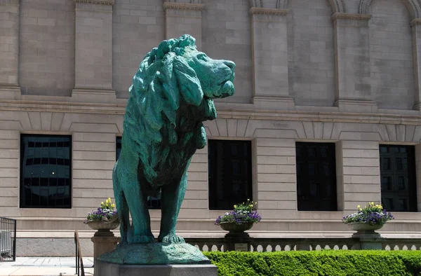 Μπλε λιοντάρι μνημείο σε ένα κέντρο της πόλης του Σικάγο — Φωτογραφία Αρχείου