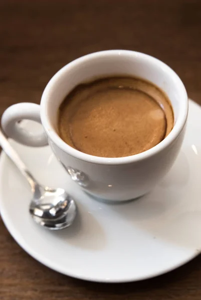 Чашки еспресо-кавоваркою на дерев'яний стіл — стокове фото