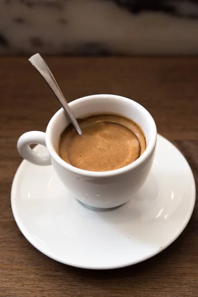 Filiżanka espresso kawa na drewnianym stole — Zdjęcie stockowe