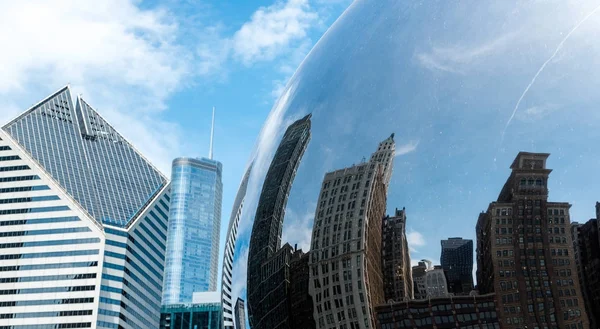 Reflejo de un edificio de Chicago en un Chicago Bean Cloud Gate — Foto de Stock