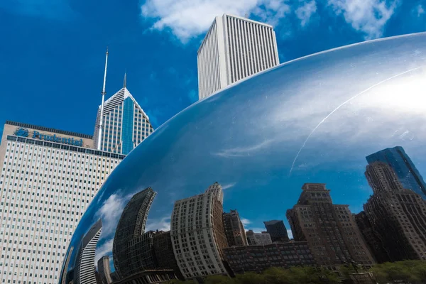 Reflexão de edifícios de Chicago em um portão de nuvem de feijão de Chicago — Fotografia de Stock