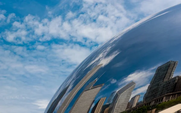 Reflejo de un edificio de Chicago en un Chicago Bean Cloud Gate — Foto de Stock