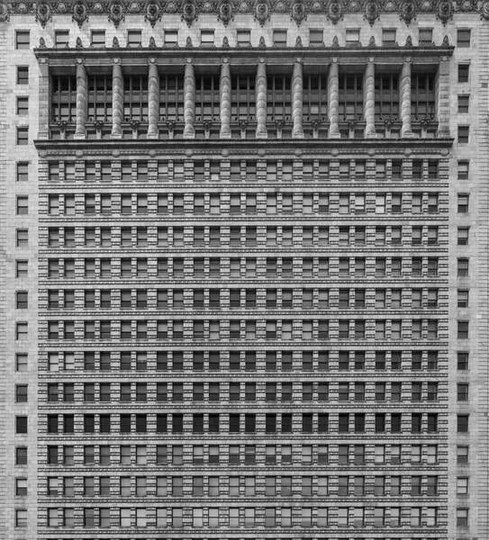 A fal és egy felhőkarcoló ablakai — Stock Fotó