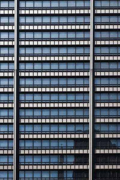 A parede e as janelas de um arranha-céu — Fotografia de Stock