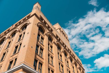 Bulutlu bir günde inşa büyük şehir