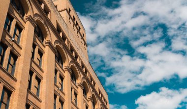 Bulutlu bir günde inşa büyük şehir