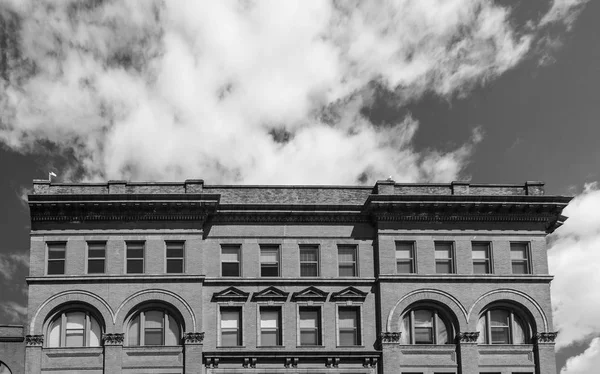 Grande edifício da cidade em um dia nublado — Fotografia de Stock