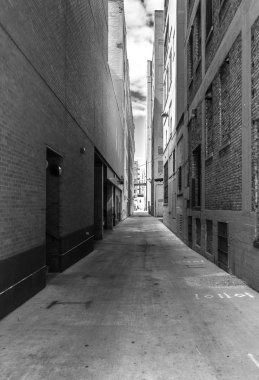 İki büyük tuğla şehir bina arasındaki yolu