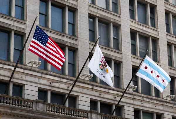 Amerikanska flaggan på en gata i Chicago downtown — Stockfoto