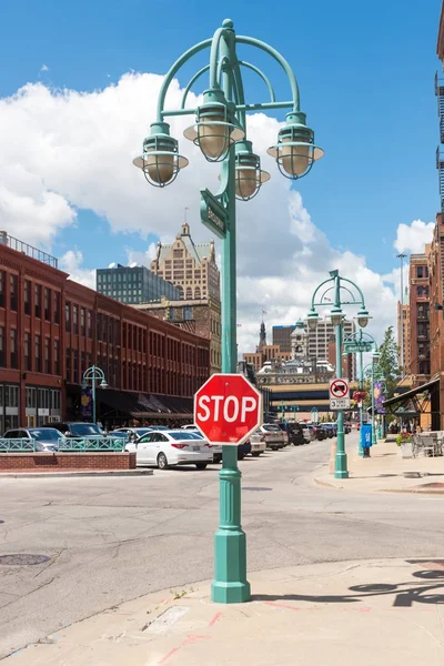Stoptábla a lámpán az utcán — Stock Fotó