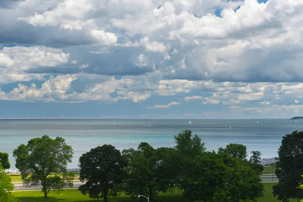 Uitzicht op een meer Michigan vanaf een heuvel — Stockfoto