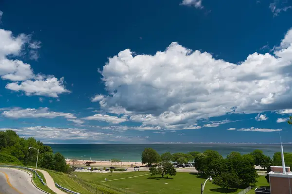 Uitzicht op een meer Michigan vanaf een heuvel — Stockfoto