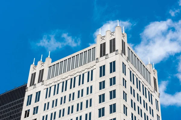 Gran edificio en una calle del centro de Chicago — Foto de Stock